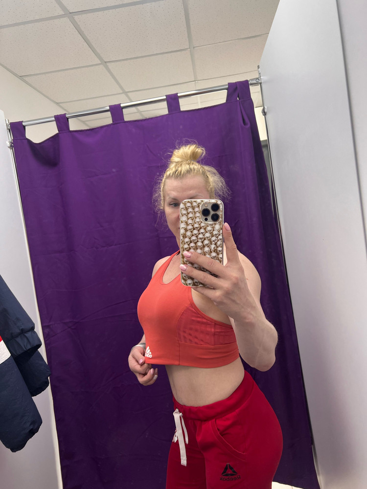 Топ хб.. не надо ожидать от него многого. Мне в общем то понравился, НО!Как всегда это но. Не соответсвует размерной сетке. У меня грудь 106-107… заказала размер L и утонула. Если хочется чтобы очень плотно облегал надо брать на размер меньше получается 🤷🏼‍♀️ Конечно ВОЗВРАТ. Нет никого рядом кто бы в него вместился, как должно.