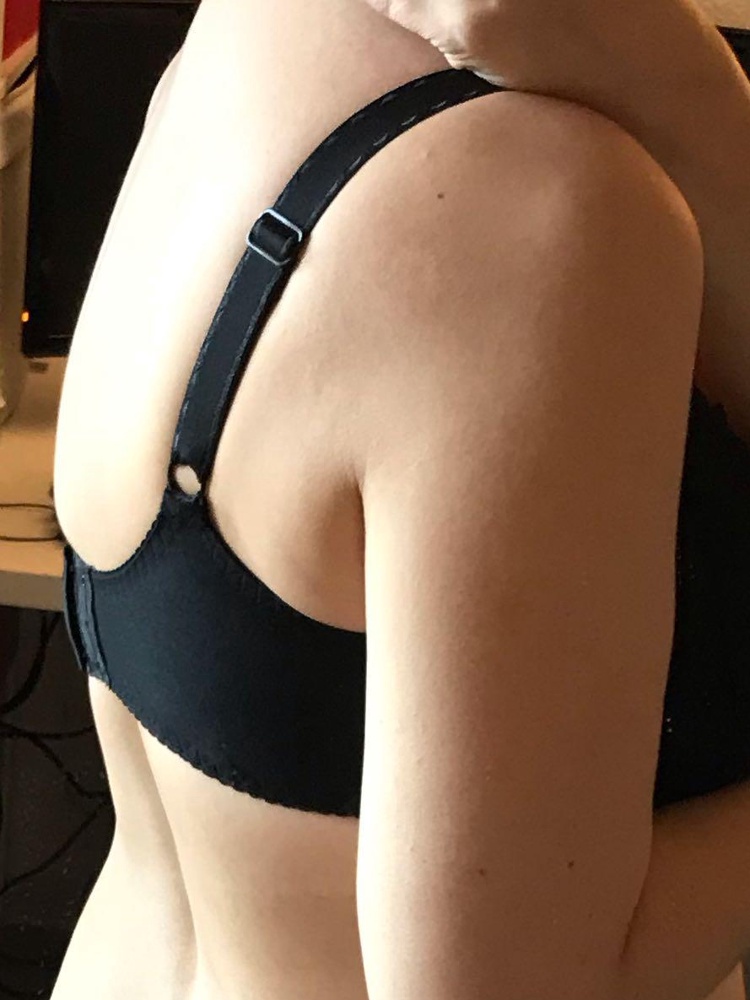 Сидит отлично. Нигде ничего не давит не торчит. Не люблю когда бюстгальтер сидит свободно - не держит большую грудь. На объём под грудью 78 взяла 70 и не прогадала. Как обычно после нескольких дней не давит даже на второй застежке. ОГ 100 - 70Н самое то.