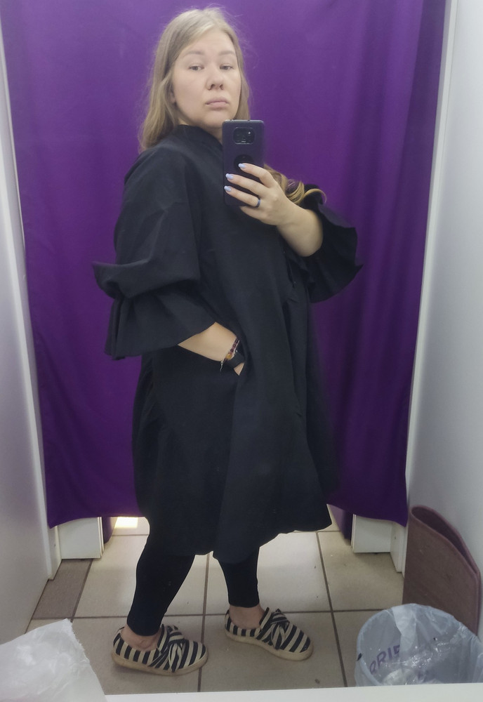 Хорошее, добротное, мне на ОГ 112 (грудь небольшая, спина широкая) подошёл верх платья идеально р-р 50-52, а по низу там любые бедра влезут. Добротное, тяжелое, когда надела, подумала "прям плащ!". Взяла бы, если б не было огромного пятна клея (видимо, осталось от запечатывания пакета). Я на 6 месяце, живот полностью незаметен под ним.