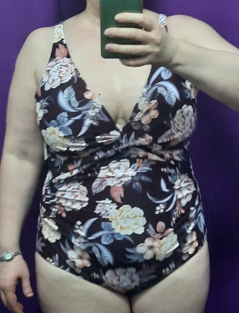 Очень приятная ткань и расцветка, соответствует размеру, на животе есть небольшая утяжка, верхний слой присборен. Грудь поместилась хорошо, удобно. Не понравились боковые косточки слева и справа от груди, у меня в этом месте топорщится (смотри фото), а еще эти косточки делают неудобным процесс одевания и снимания купальника. Отказ в пользу другой модели.