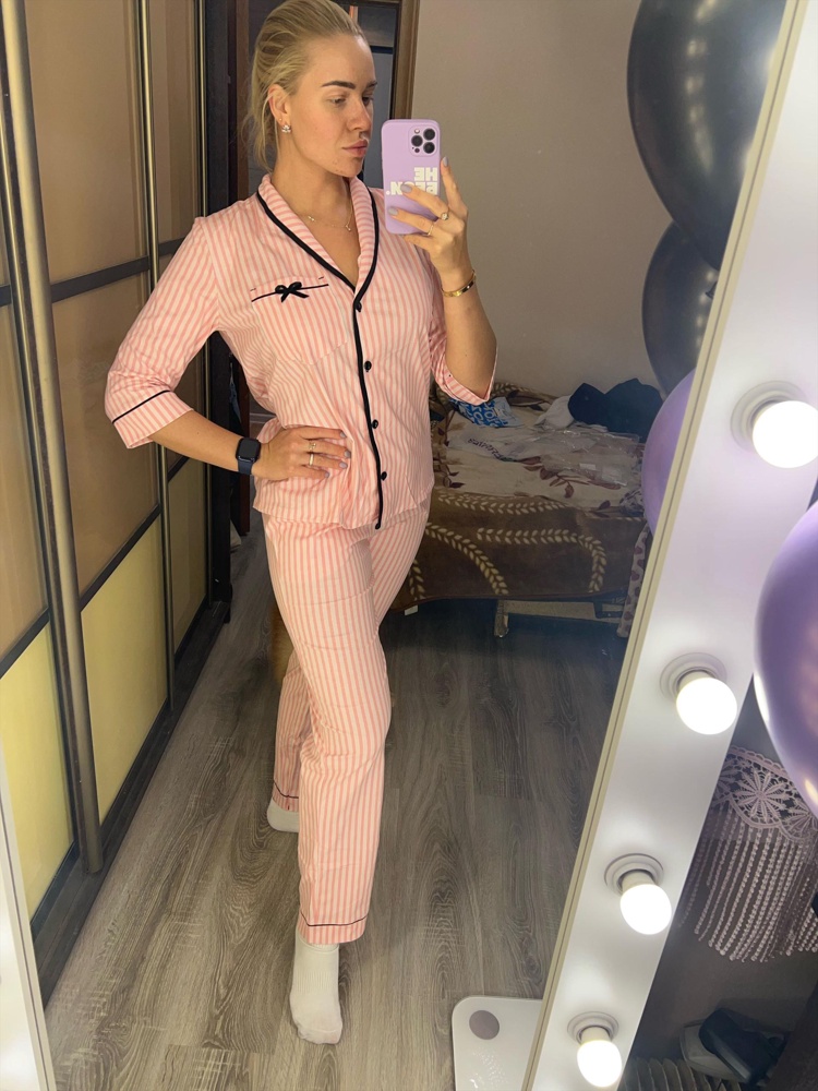 Присутствует неприятный запах, с али вещи с таким запахом приходят. А в целом понравился. Строчки ровные, цвет приятный, к телу тоже хорошо. Маломерят немного. 