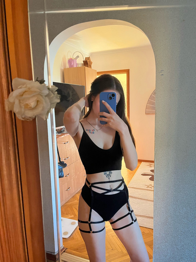 Сидит отлично, все размеры регулируются, на талии даже не пришлось регулировать. Есть один минус, на ляжках либо пережимает и выглядит как колбаса, либо слетают, среднего не дано