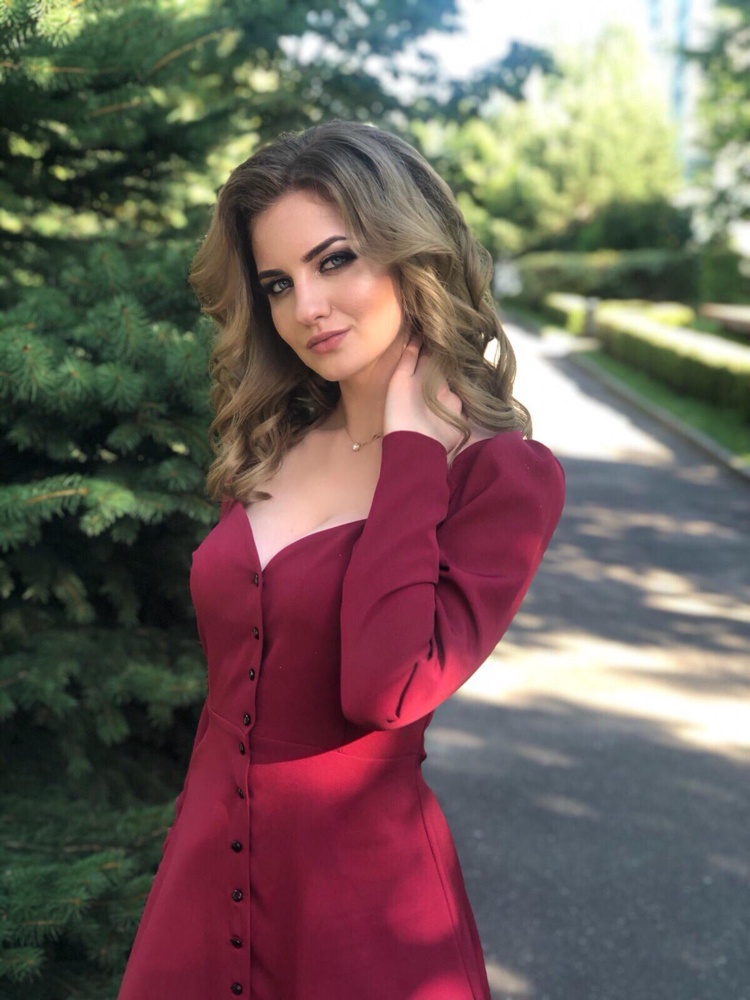 Цвет немного отличен от фото на модели. Но платье прекрасное! Спасибо Вам) На рост 168, вес 62, параметры 90-60-94 брала S