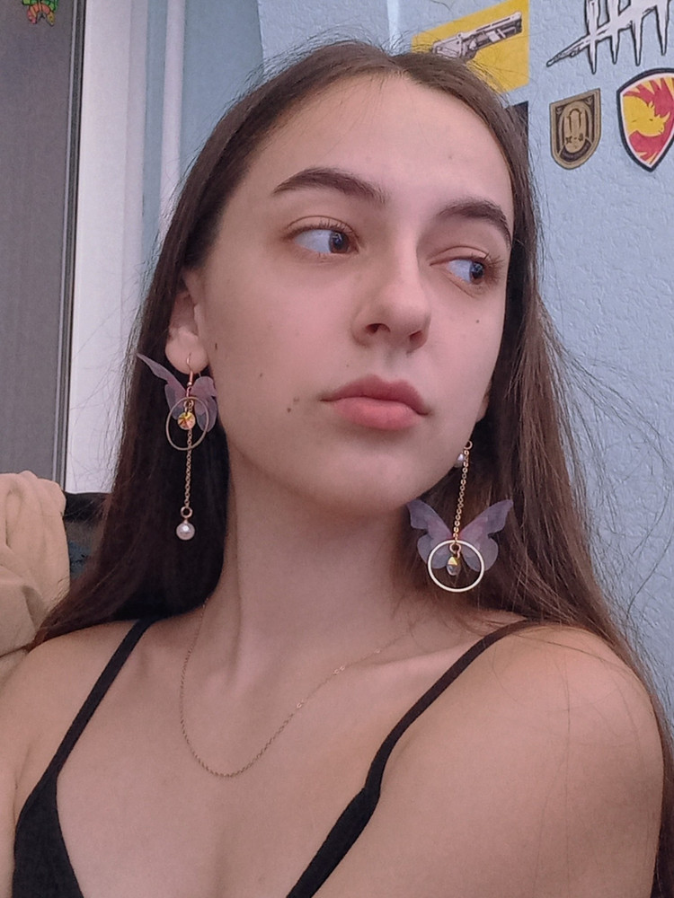 кажется что одна сережка чуть короче другой, но не критично. в целом я довольна. за такую цену вполне неплохо. 💘🥰