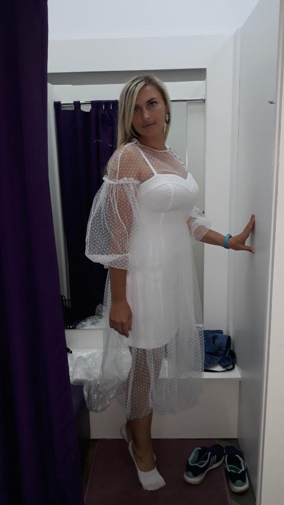 При выборе размера ориентировалась на размерную сетку продавца, обычно ношу 46, платье подошло 48-го. Аккуратно сшито, красивое и в тоже время элегантное и простое) как раз то,что я искала,одела и сразу поняла-мое)