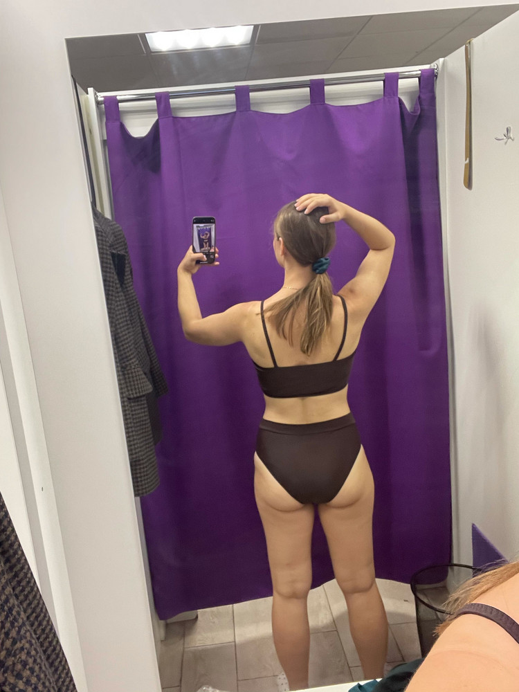 Ставлю 4 звёзды, потому что непонятный фасон. Трусы неплохие, но тонкие, нет подкладки. В случае «женских дней» ни прокладку не наклеишь, ничего. Все как на ладони)) лиф - с толстенным поролоном. У меня грудь небольшая (ОГ=86), но все равно ту мач. И у кого есть складочки в подмышках - тому точно не подойдёт) складывается так, как будто прям жирненький. Вердикт: это для высоких и оч стройных с маленькой грудью, иначе с поролоном будет перебор.