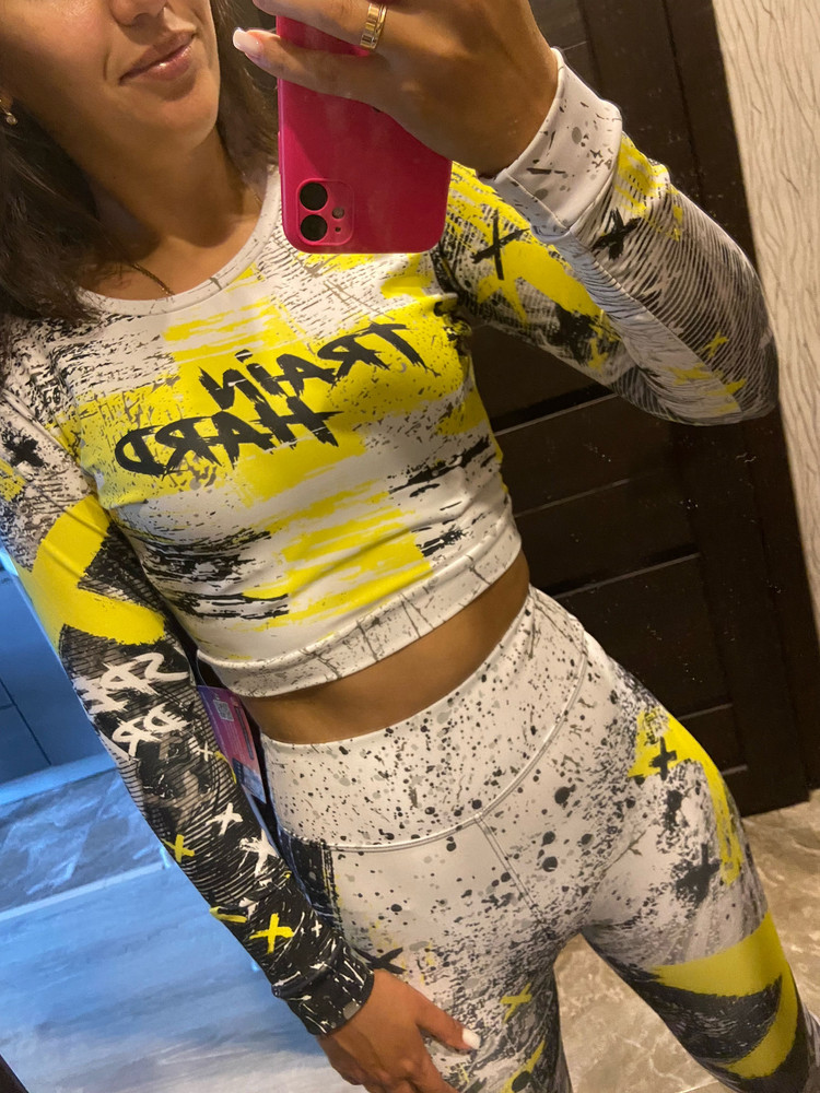 Отличный рашгард, размер в размер идёт, плотный материал , после стирки не теряет цвет.  Лосины также заказала. Я очень довольна 