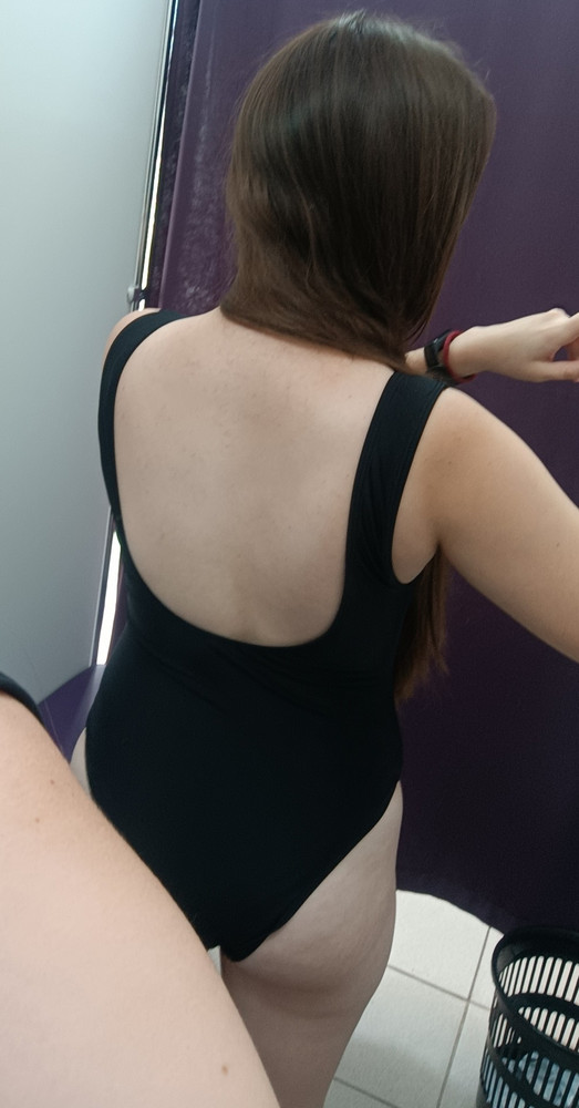 Купальник отличный. Качество прекрасное, сидит на фигуре классно. Забрала из-за красивого квадратного  выреза. Но есть огромный минус для меня, который просто удручает. Грудь вываливается из-за выреза подмышками очень сильно! +лямки сползают из-за этого, что не очень приятно. Лямки ушивать чтобы не спускались да и, чтобы грудь не вываливалась. НО из-за этого высоким будет врезаться нижняя часть, что будет больновато, естественно.
Ещё попочку не прикрывает прикрывает, лично мне разницы нет, но кому-то это важно)