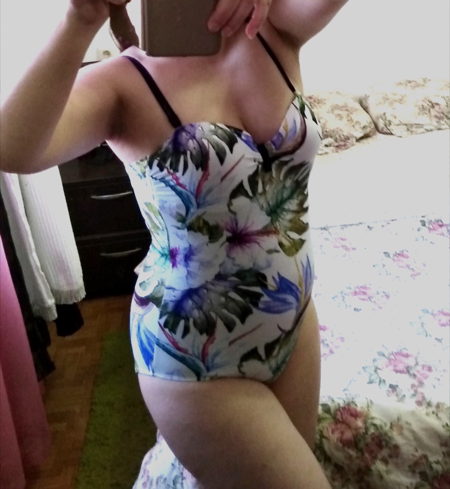 Супер за 640 р! Сидит хорошо. Мой размер 44-46, немного маловат, но всё равно комфортно! В белом цвете боялась что будет просвечать, ну, в том самом месте.... Но при намокании ничего не видно,доказано! 👍