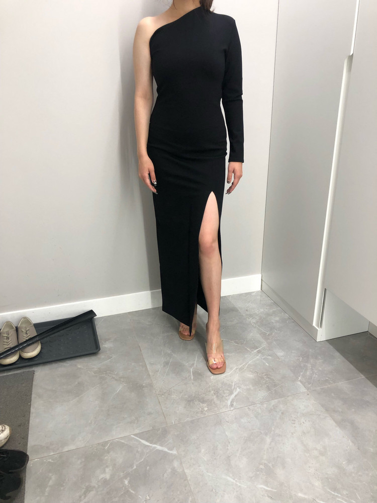 Платье эффектное)материал плотный, хорошо сидит, думала совсем длинное будет, на рост 167 см длина нормальная. Оставила.