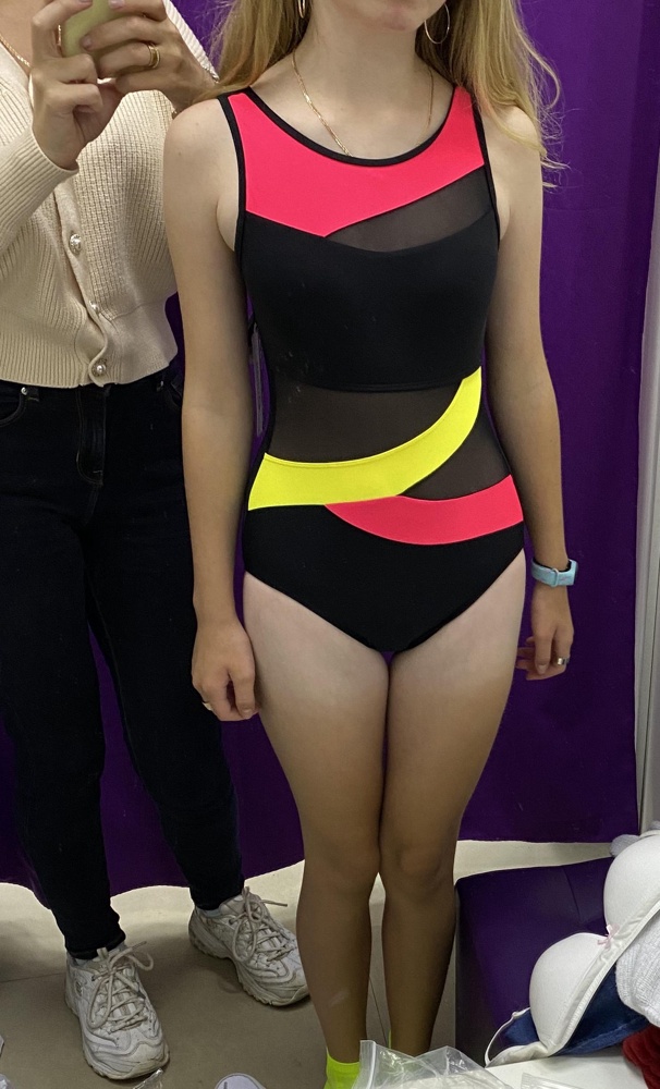 Очень крутой купальник!!! Яркий, сидит на фигуре супер! Плотный стресс, на груди кладки! Советую всем!!