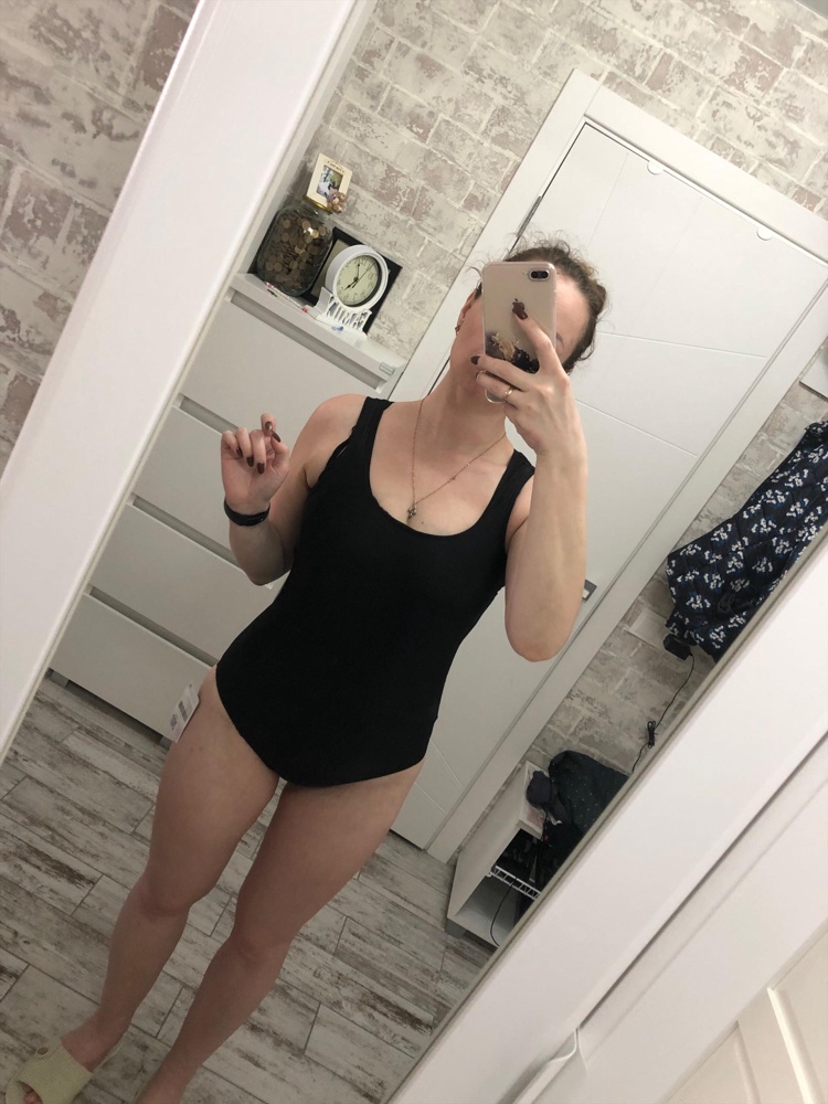 Отличный купальник. 46 размер на параметры 95-80-99 подошёл хорошо. Немного тесновато в груди. Но не Критично. Тянется отлично. 