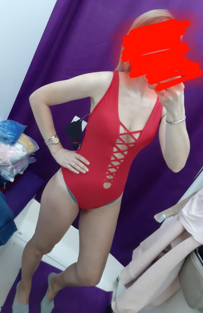 Красивый купальник. Но на мне смотрится не очень и требуется более пышная грудь. А так по размеру подошёл.