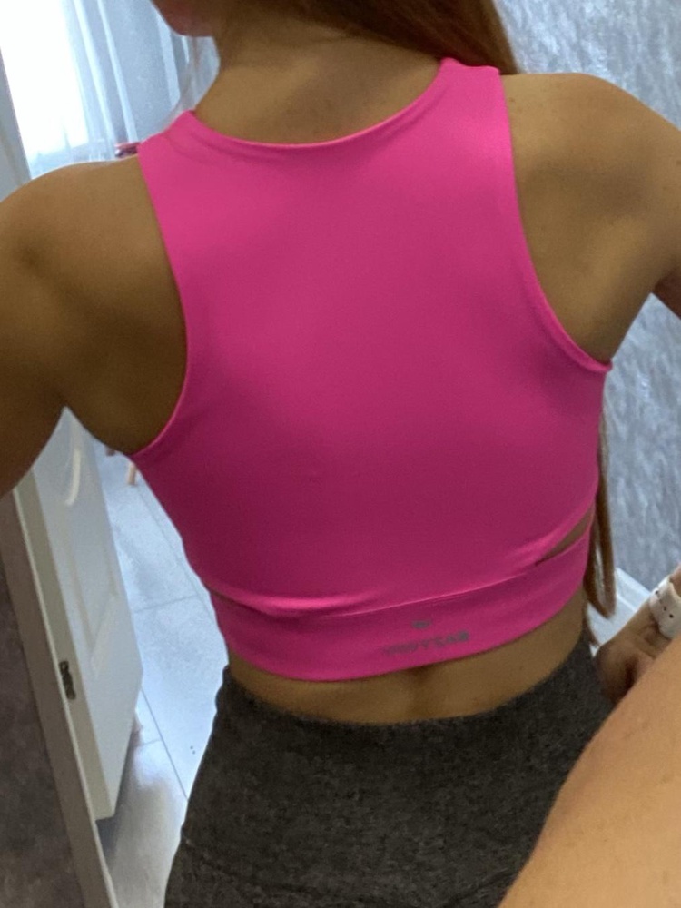 Ткань будто от купальника , из-за чего не особо кожа дышит . Для меня не критично . Ношу размер S, но взяла М , чтобы было по свободнее и не прогадала . Сидит эффектно . Мне нравится 