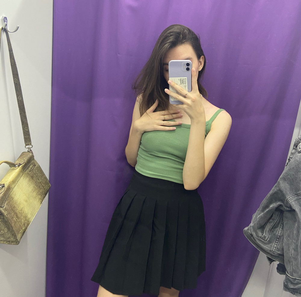 Юбка слегла маловата, хотя всегда ношу размер 42, иногда даже 40, туго одевается. По длине хорошая, рост 164 см. 