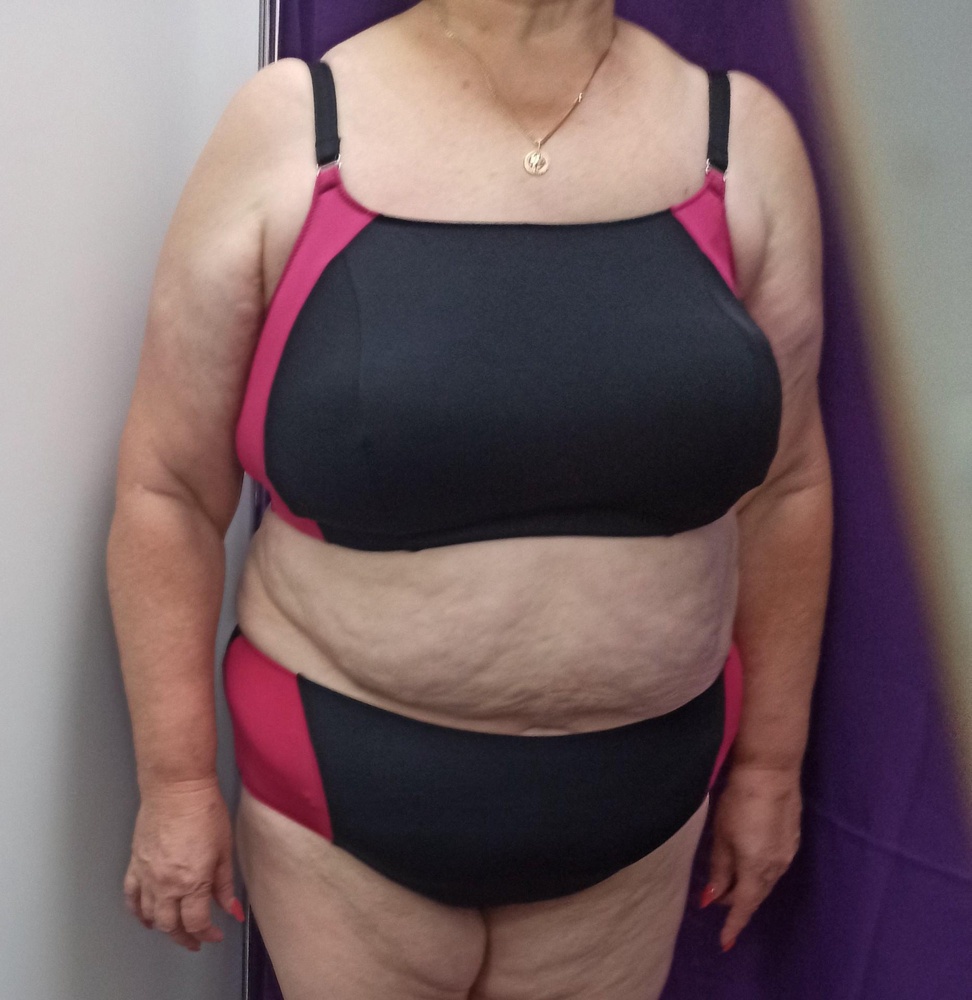 Бал снижаю за пластмассовую застежку! Ортопедические вещи должны быть, по моему,  более продуманными и комфортными! Ткань, по сравнению с другими купальниками этого же производителя, действительно тоньше. Может именно поэтому тянется лучше и сел на фигуру 56-58 размера. За счёт цветных вставок купальник смотрится нескучно.