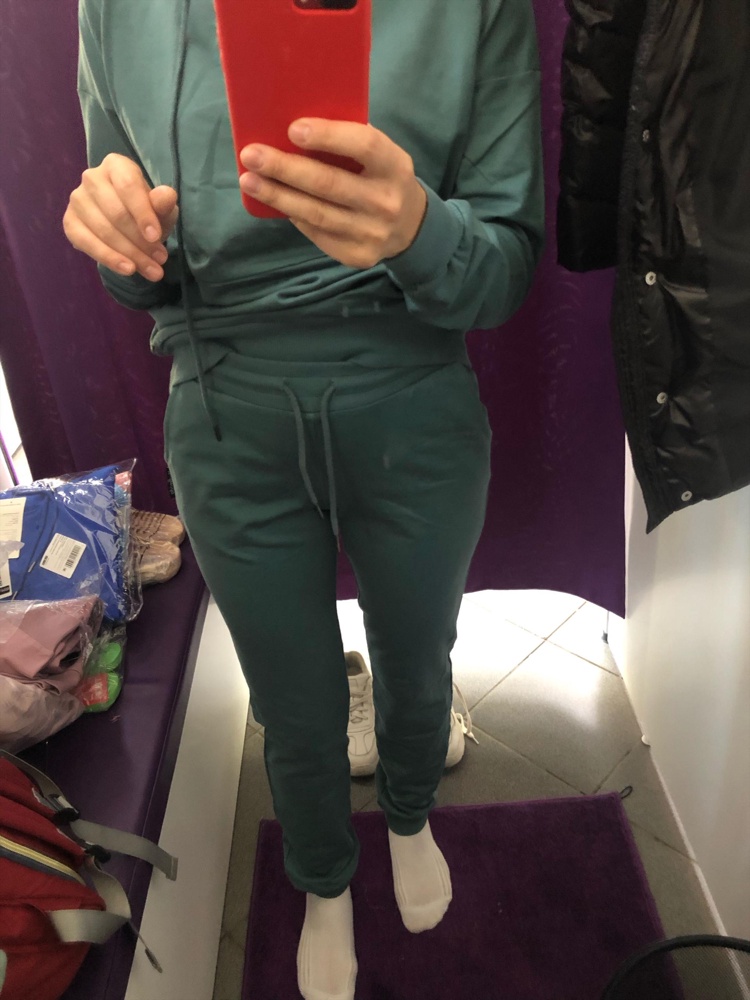 Заказала по хорошим отзывам, но никто не писал, что костюм идёт минимум на рост 172см. Я 164 и мне очень длинный, кофта смотрится мешковато. Синий 44 (все три заказала S) сел хорошо, худи не объемная, но цвет слишком электрик 😅 хорошо будет на девушках с пышной грудью, мне кажется)))