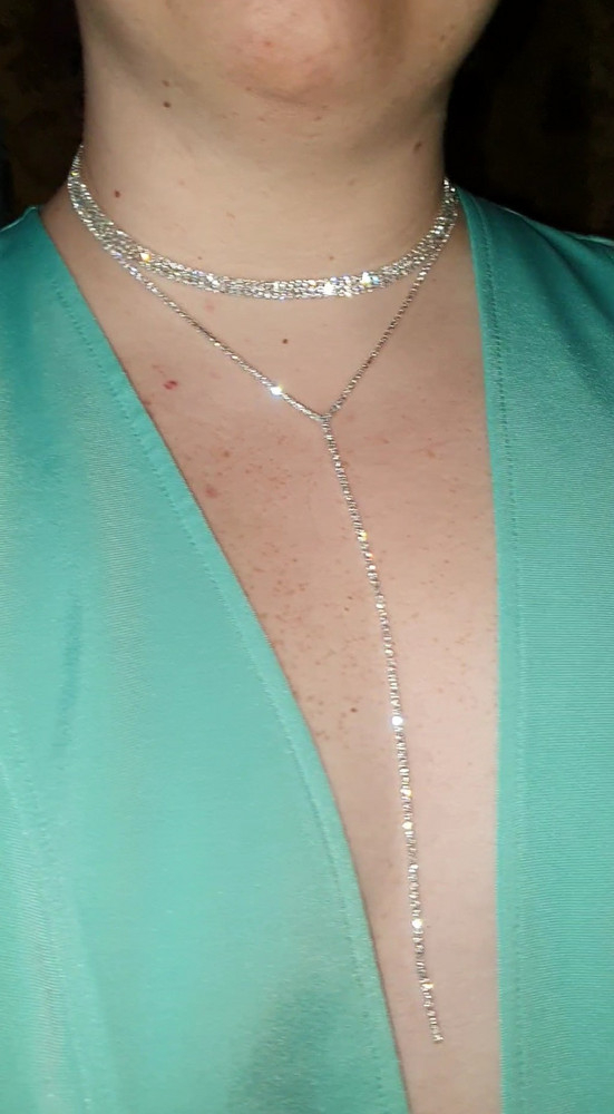 Этот чокер просто шикарный!😃👍🏻 Смотрится супер-красиво, а с глубоким декольте и вовсе кексуально🥰 Покупала за 548 руб, а смотрится дорого. И по размеру - на мою неузкую шею подошло идеально. В общем, я в восторге!