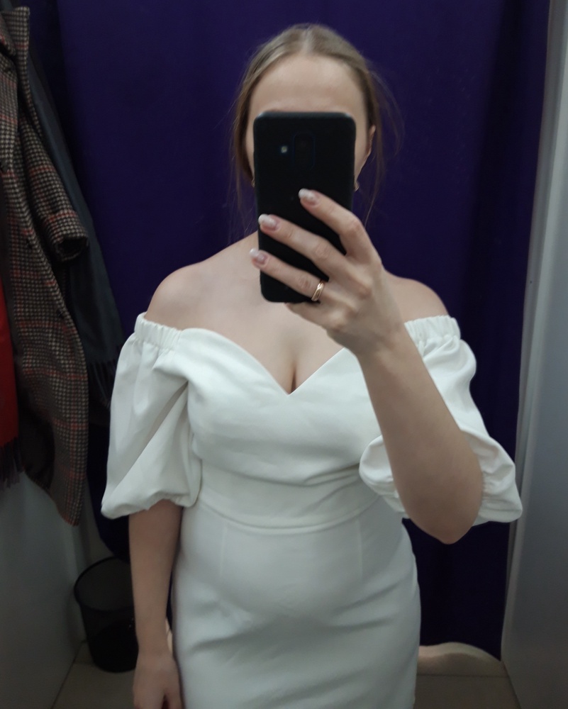 Платье крутое.но!я заказала 2 размера 42 и 44. 42 размер я не смогла даже застегнуть.  44 по бедрам хорошо, а под грудью собралась большая складка. К сожалению отказ(