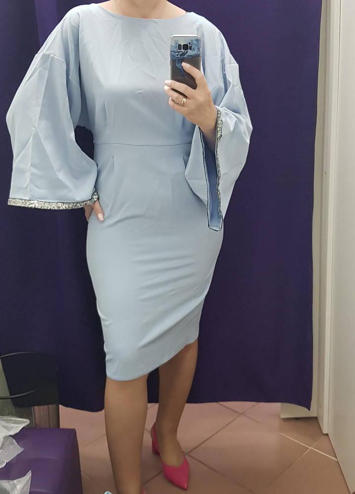 Цвет красивый. Само платье несуразное.  Низ еле налез.  Верх как мешок. Рукава огромные , смотрятся нелепо