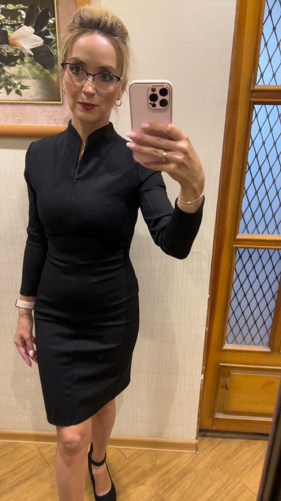 Платье смотрится восхитительно, село чётко по фигуре. У меня рост 164, но я заказала 170 S и не прогадала, чуть выше колена как и хотела) Однозначно рекомендую!)