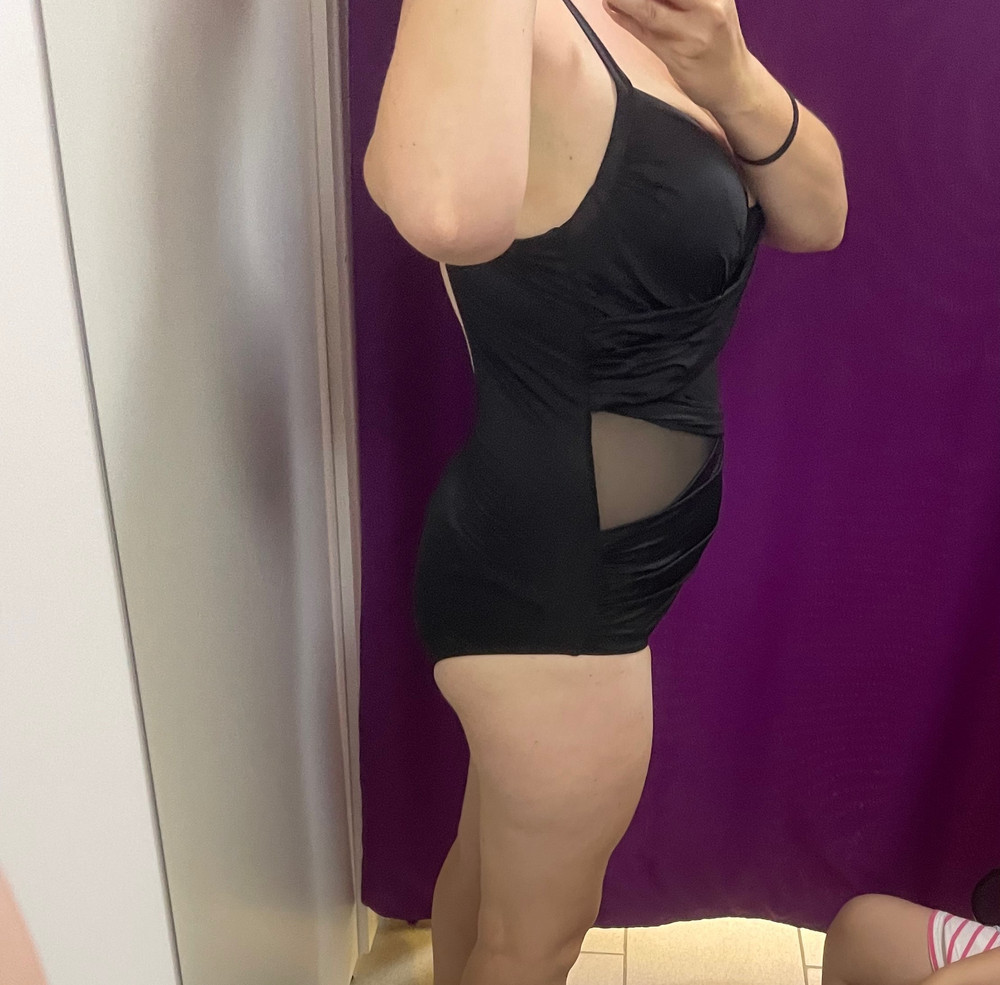 Размер 50 подошёл на 106х82х106. На рост 168 впритык. Думаю, 48 размер сел бы лучше, но вряд ли подошли бы чашечки. А так, на 75-80 Е сели хорошо, держат. Застегиваю, когда верх на поясе, потом его надеваю, никаких проблем с этим. Спина - это отдельный разговор. Валики из жира всем на обозрение🙈🙈😂😂 Но взяла все равно, нужен был срочно.Идеальный купальник для тех, кто не одарён жировыми складками на спине😃