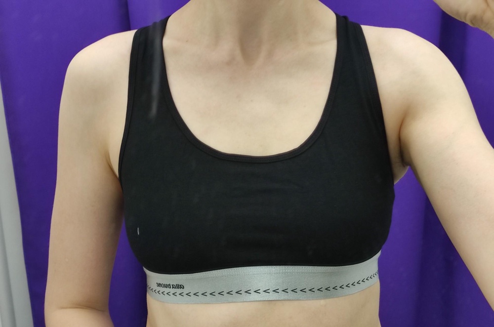 ОГ 90, под грудью 85. Размер 4L подошёл хорошо. На рост 183 высота топа впритык, но пойдёт. Если грудь больше 2 размера, не войдёт. 
Хорош для спорта, но на повседневку не пойдет: сильно уплощает и так не особо пышные формы.