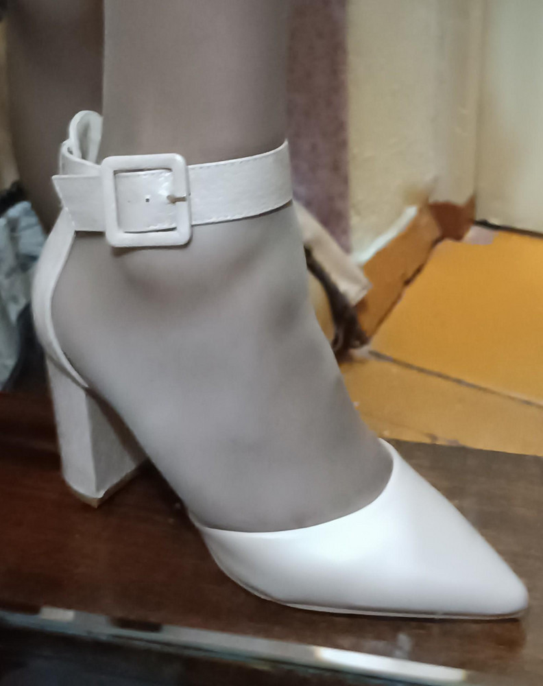 Не хотела конечно занижать звезды, но звезду сняла за недостатки, кто-то бы посчитал их незначительными, но хотелось бы получить товар без дефектов. Туфельки хорошие и на узенькую ногу, соответствуют размеру в размер. На одной туфле некачественно подклеен носик, и не стыкуется шов в нескольких местах обтяжки каблука. Цвет отличается в зависимости от освещения.Почему то указывает желтый в отзыве, хотя приобретался бежевый.Поступили после примерки предыдущей покупательницы, были неаккуратно уложены и подошва после примерки без использования коврика.