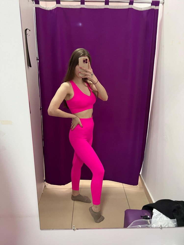 Я такой хотела заказать на шеин, но не успела. Давно искала, чтобы точь-в-точь был и нашла 😇 Мне оч нравится, хотела такой яркий, чтобы выделяться среди всех) Мой рост 165, вес 48, об 88, от 63, об 84. Размер S тянется оч хорошо