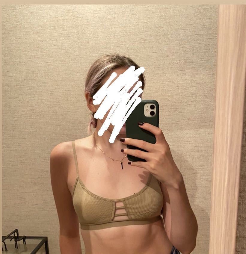 Он идеальный. С чашечками, ничего не просвечивает. Выглядит не дешево