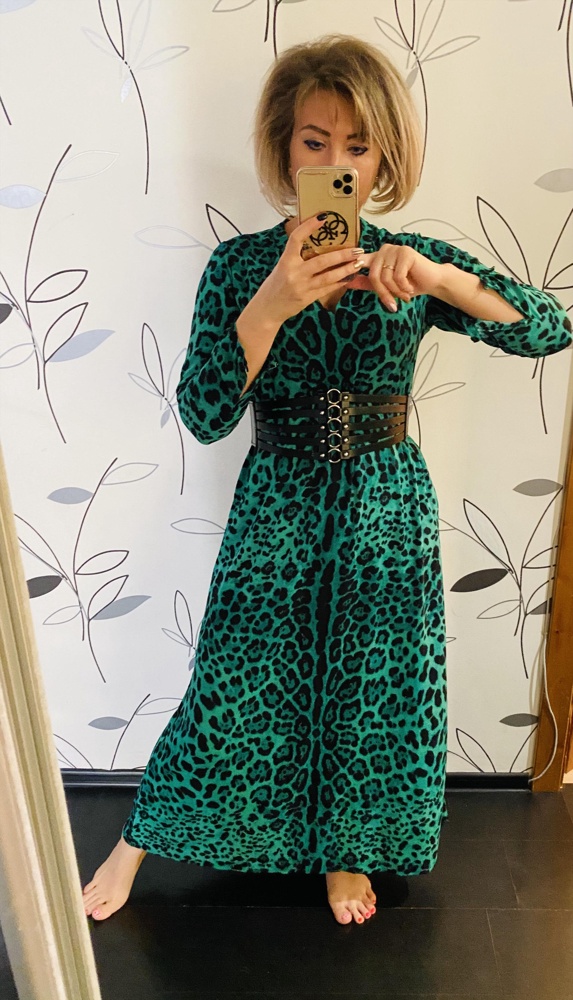 Шикарный широкий ремень на талию 86см подошёл идеально, он сзади на резинке тянется хорошо, цена 703₽.