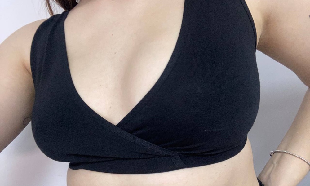 Какой симпатичный бюстгальтер! Отлично сидит на груди, легко надевается, легко снимается, без лишних застежек что очень удобно для кормления)