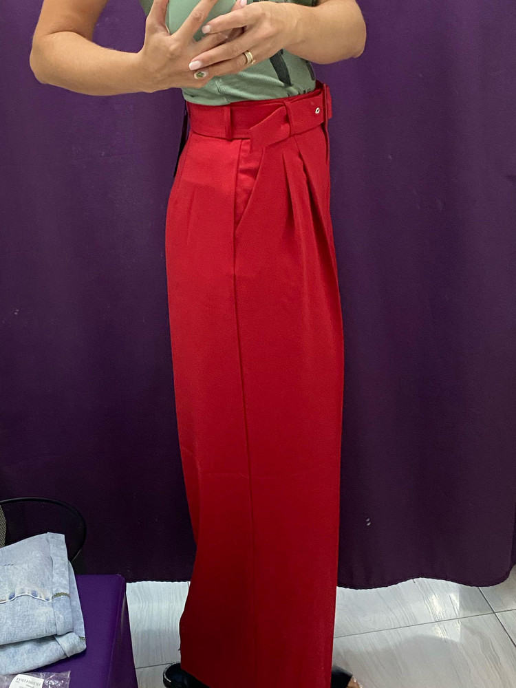 Качество хорошее. Не маломерки, брала ориентируясь на размерную сетку, сели как надо. На рост 168 ничего подрезать не нужно. 