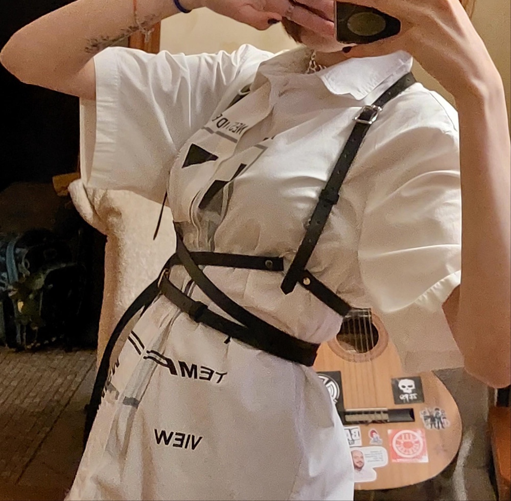 Выполнена в хорошем качестве, пришла буквально за день, очень понравилась удобством в ношении. Если у Вас тонкая талия, придётся делать дополнительную дырку в поясе, но в целом всё отлично село, красиво подчёркивает фигуру. 
Продавцу спасибо за качественный товар!!!