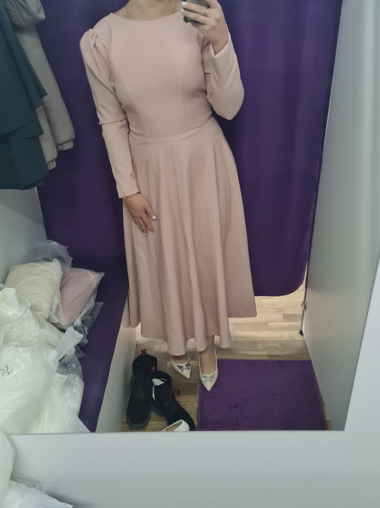 Платье очень красивое, я его в итоге взяла, но размер один, а платья разные почему-то, просто разный цвет,а белое маломерит. Пока взяла белое и заказала ещё такое же, вдруг оно все-таки будет совпадать размером