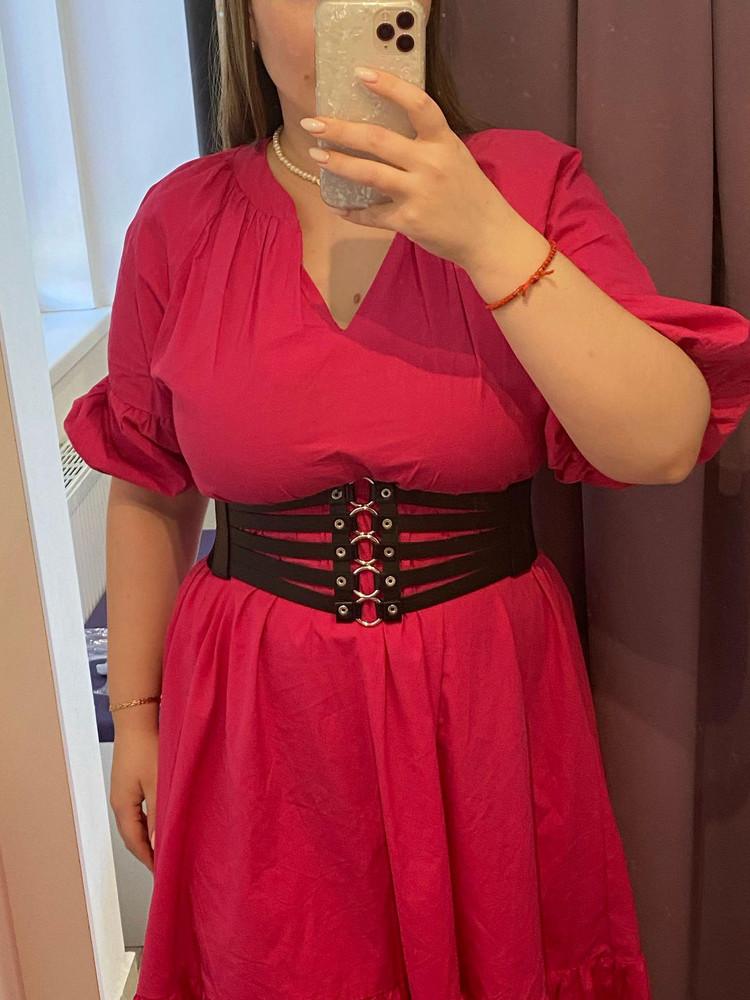 Ремень шикарный, стоит своих денег, есть небольшой запах, лежит пока выветривается, но не слишком сильный. Мерила на платье в котором пришла, а вообще круто будет смотреться с белой рубашкой