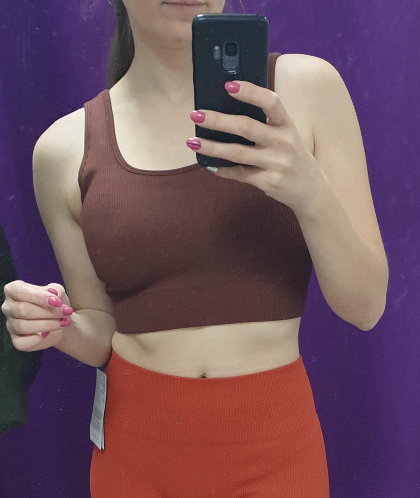 Качество на высоте,  легинсы у меня уже всех цветов... но вот модель топа, мне увы не подошла. Брала 2 размера с и м. У м лямки топорщатся, у с короткие, получается,  что в зоне полмшек и груди передавливает. К качеству пошива притензий вообще нет. Просто увы не мой фасон.