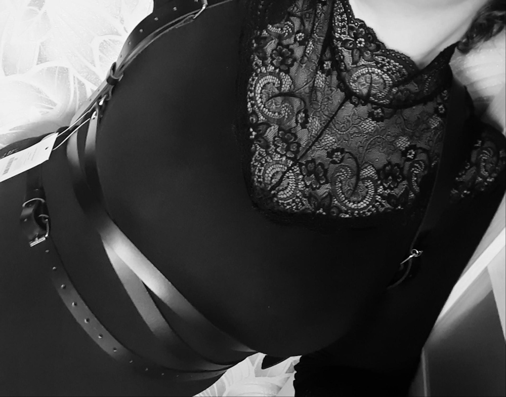 Очень крутая портупея! Долго искала "свою" и решилась эту модель. Мой размер 52-54. Рост 166. Грудь 95D. Думаю подойдёт и на 56р-р, если на талии сделать меньше оборотов.