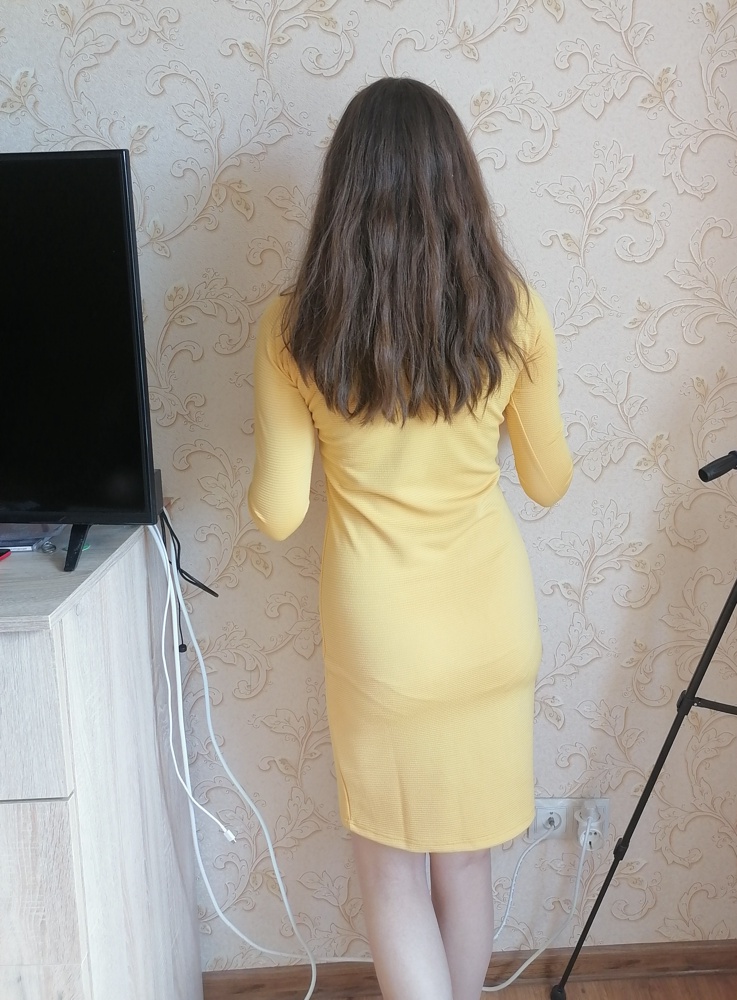 Платье из лапши очень понравилось. Подходит для стройняшек. Если брать размер больше, то уже смотрится не так.  Залезла прям еле еле. Ткань очень приятная, прошито отлично. Нигде не колется. Ровный срез внизу платья. Довольна. 