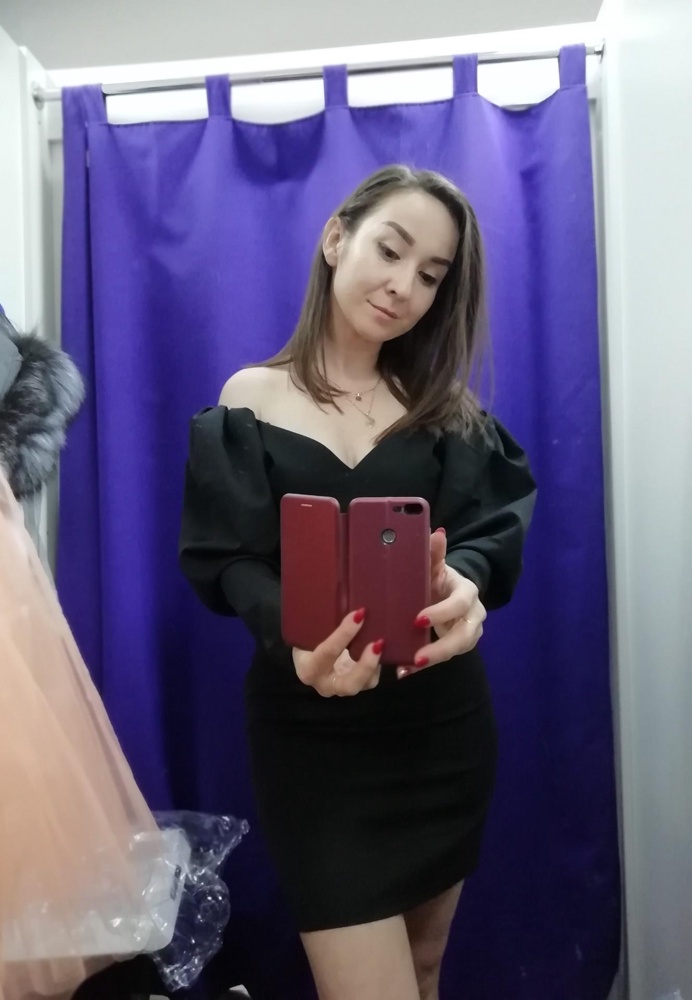 Размер M 4170
Размер L 4320 🤦‍♀️почему?!
Но не об этом. Мои параметры :
Рост 160, ОГ 90, ОТалии 66, бедра 92. Ношу 42 размер. 
М ка села очень плотно, не покушать в ней, всё в обтяжечку. И длина коротковата для 37 лет))
L чка села гораздо приятнее, боялась будет широко в плечах, но нет!!  И длина лучше, и есть " куда покушать"!
Очень аккуратно сшито! Сидит по фигуре.