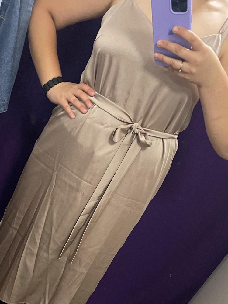 Не подошёл по цвету - возврат. Платье красивое. По размеру. Мне понравилось🤗