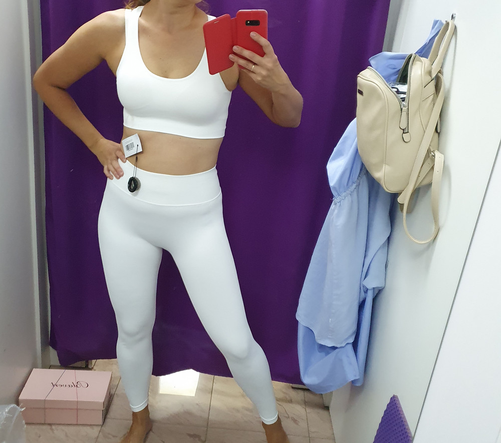 Костюм классный.
Но был испачкан из за резинки.
Наверное стоит резиночки подарки положить в пакетик.
Взяла, надеюсь отстирается.