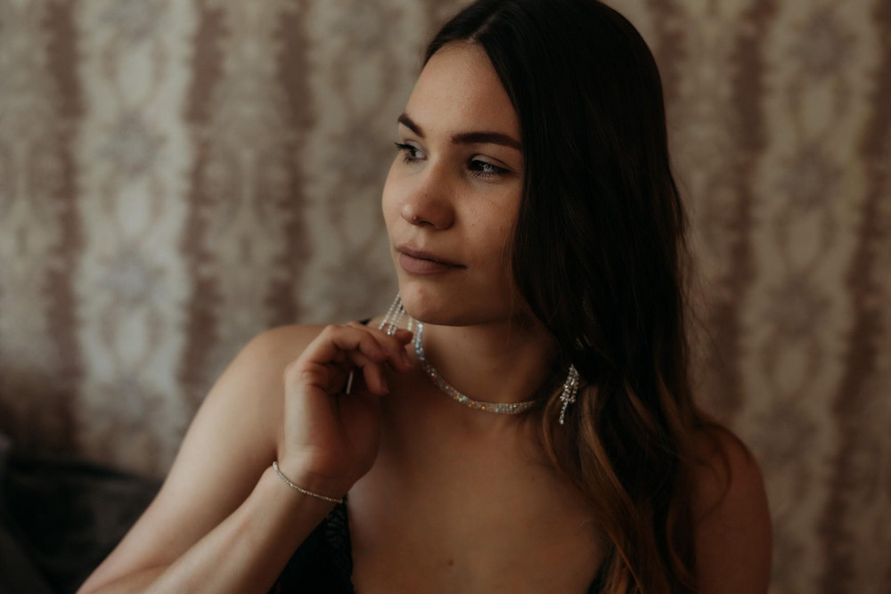 Чокер пришёл во время, брала для фотосессии, ношу и так, удобный, блестящий, камушки все на месте.