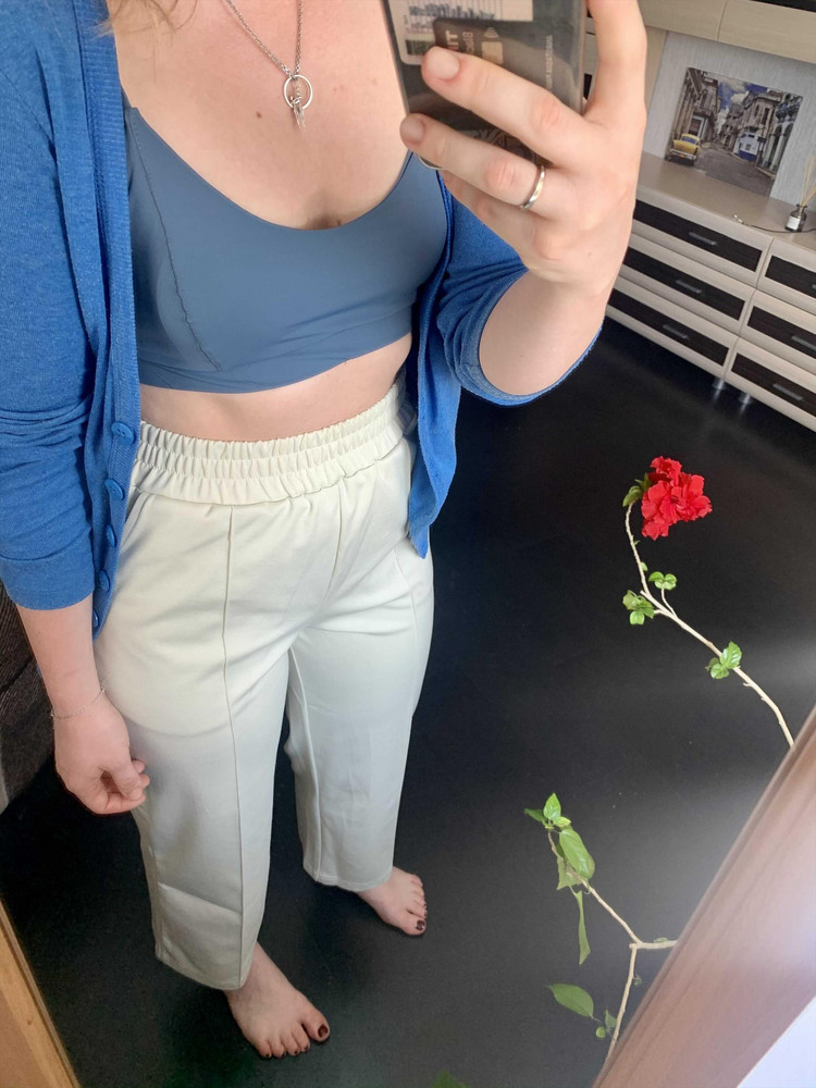 Отличное качество, очень приятная дышащая ткань, не хочется снимать. На 46 размер боялась быть передавленной и взяла размер L. Не прогадала и получила приятную свободную посадку. Лиф универсальный - можно носить на тренировку, дома, с повседневной одеждой 