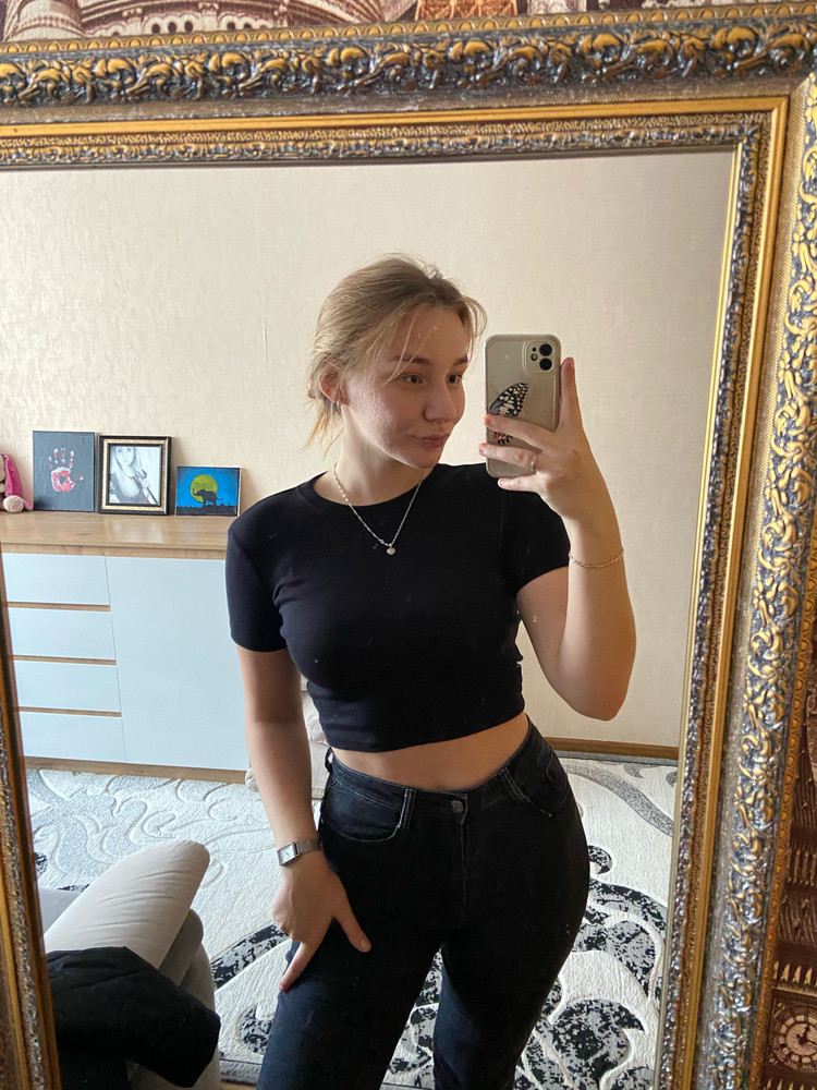 Классный топ. У меня широкие плечи, думала будет маловат, но все село идеально. Все как и хотела. Доставка быстрая. Материал очень приятный к телу