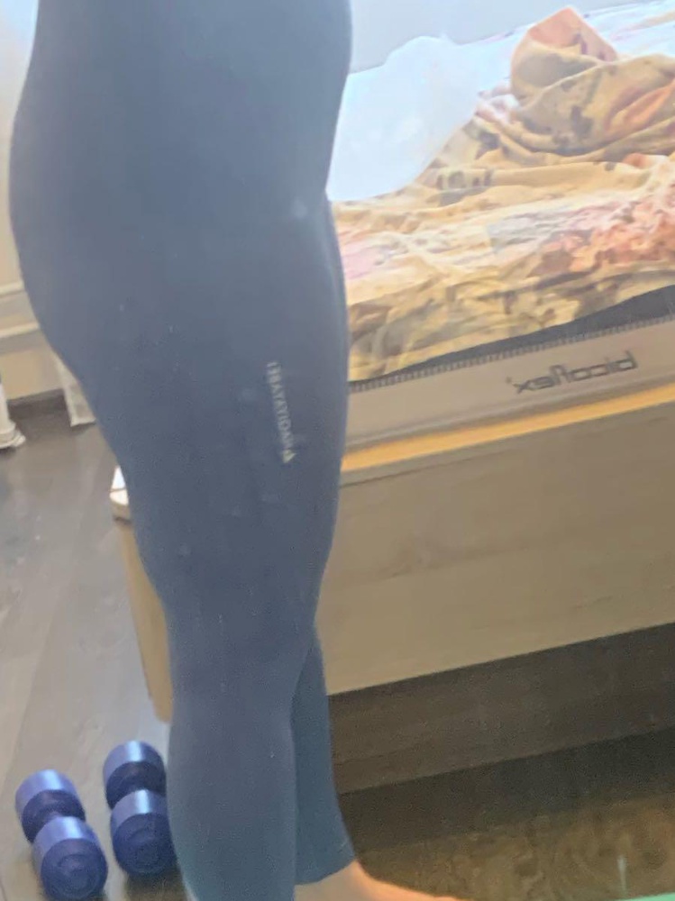 Здравствуйте заказала эти тайтсы,всё отлично подошло цвет на телефон не вышел,но в живую очень красивые,попу хорошо поднимает и в талии утягивает так как пояс высокий,рекомендую к покупке