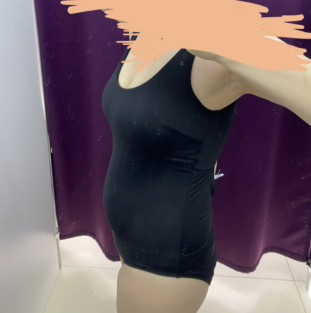 Сорри за такие фото)) просто хотела показать без прикрас, как сидит на фигуре «яблоко». Это когда большой живот стремится быть по объёму как грудь или бёдра(  Рост 160, примерные параметры: г 92, талия-живот 75-90, б 94. Ношу лифчик 75Е-80D. Верх сел отлично, грудь держится. По отзывам поняла, что М сдавит, в подмышках так точно. Низ большеват. Но если спереди немного подтянуть наверх, создав складки на животе, то живот немного замаскируется) Конечно есть купальники, которые лучше сидят на такой «фигуре» и визуально прячут живот, но мне нужен был срочно чёрный слитный на широких лямках перед отъездом. На этикетке написано: 170-96-102(L)