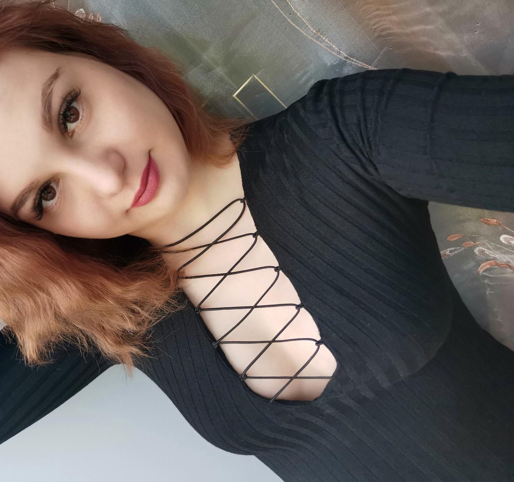 Тут и комментировать особо не нужно. Вещь обалденная. К телу приятная. Единственное очень переживала что в груди будет плохо, т. к читала отзывы, и все девочки, которые выкладывали фото, в основном пышногрудые. У меня стандартная двойка, думала не сядет декольте, а нет, все идеально. Низ больше "стрингами" сделан , что мне лично удобнее. Заказывала размер 42.