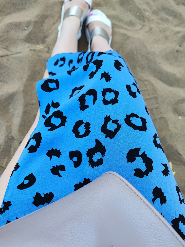 Юбка очень классная, ткань легкая, сзади присборена поэтому не облегает что для меня плюс! Талия 68, бёдра 94, размер м отлично подошёл! Много комплиментов получила и подруга решила заказать у вас похожую, вообщем спасибо вам за товар!