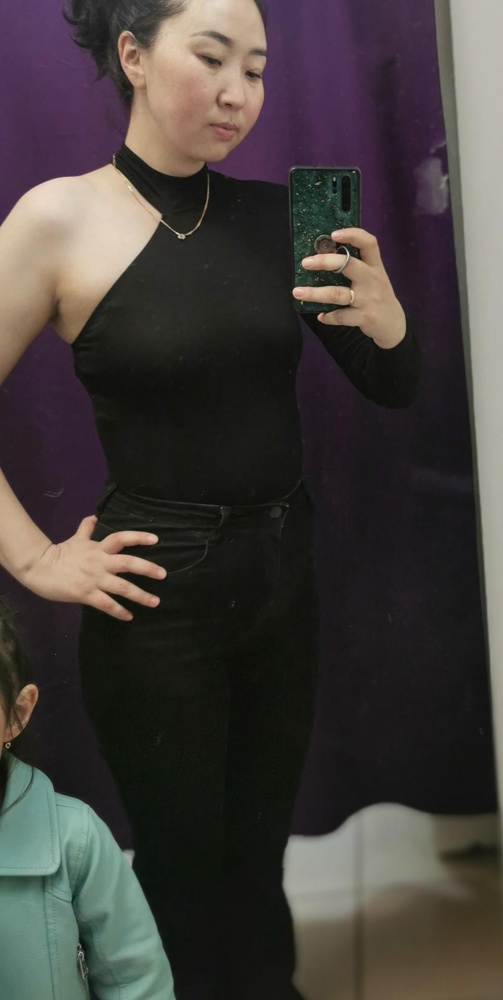 Очень красивое элегантное боди, материал приятный к телу, по плотности : средний. На мой рост 165 отлично, не тянет. Советую. Подходит к определённым вещам